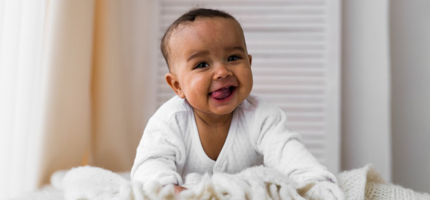 Bébé claque sa langue : de quoi parle-t-on ?