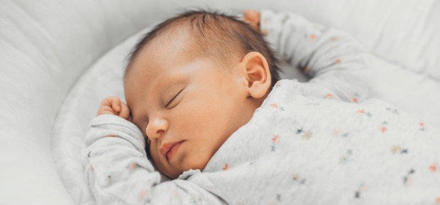 Comment habiller bébé la nuit ? Conseils et astuces pratiques