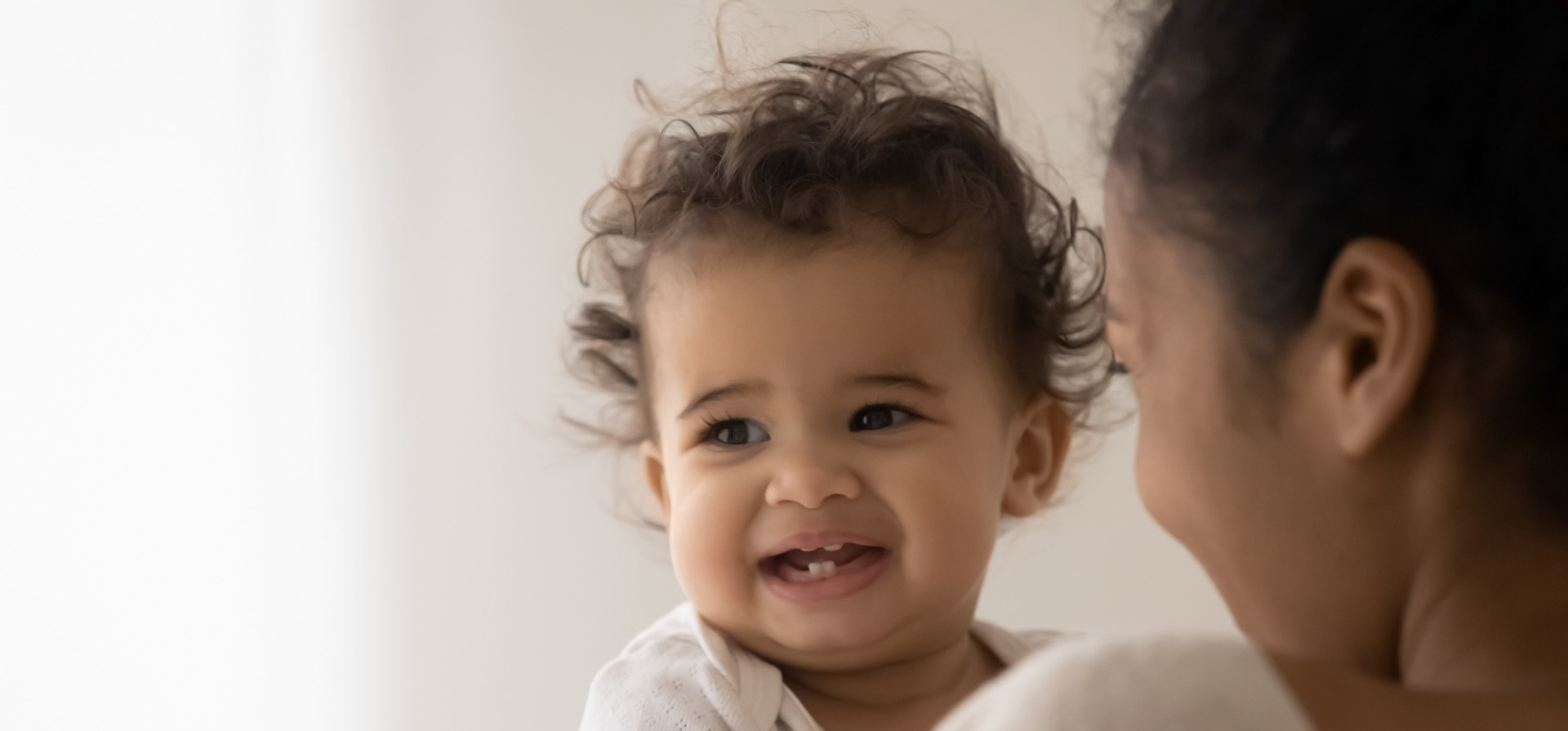 Dents de bébé : tout savoir sur les poussées dentaires