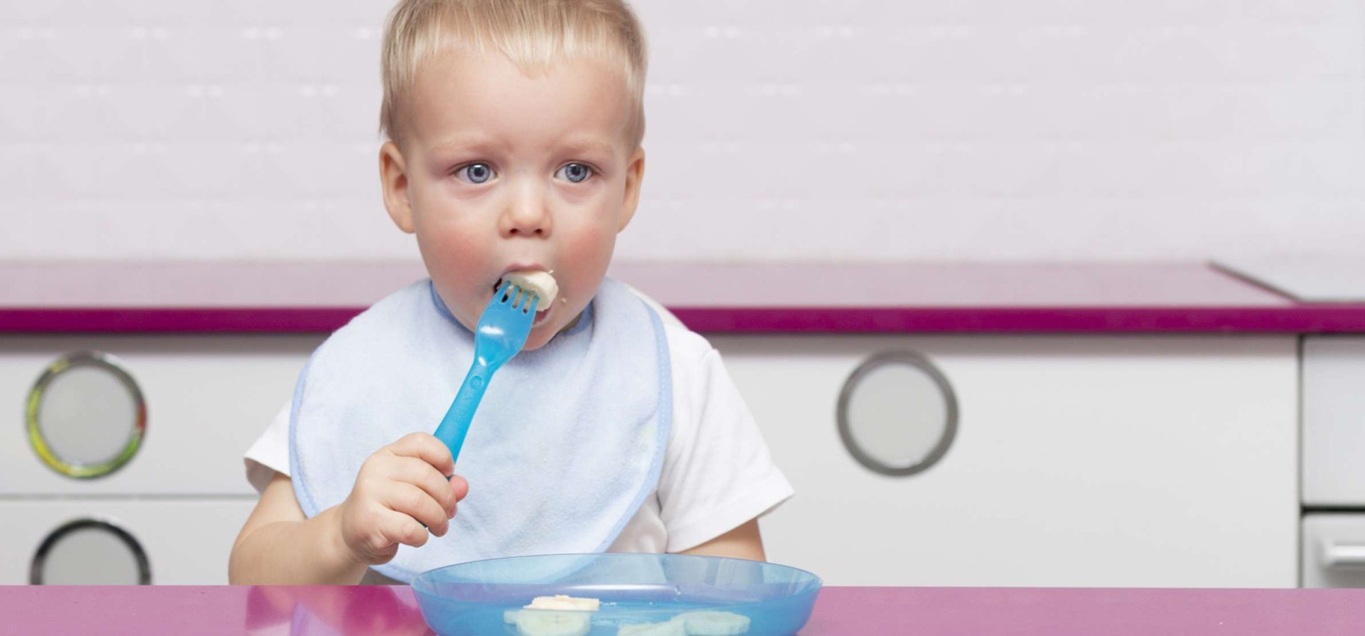Bébé apprend à manger tout seul